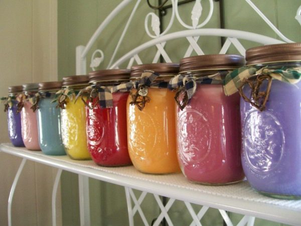Kolorowe szklane słoiki zdobione