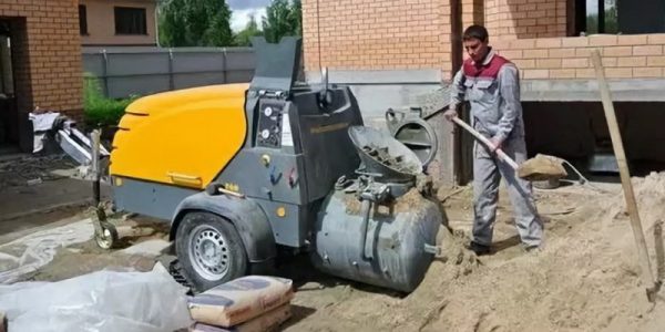 Beredning av en cement-sandblandning för en gipsstation