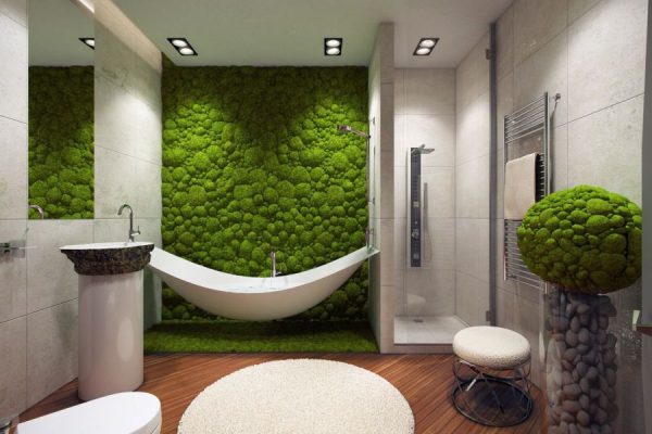 דשא מלאכותי על הקיר בפנים האמבטיה