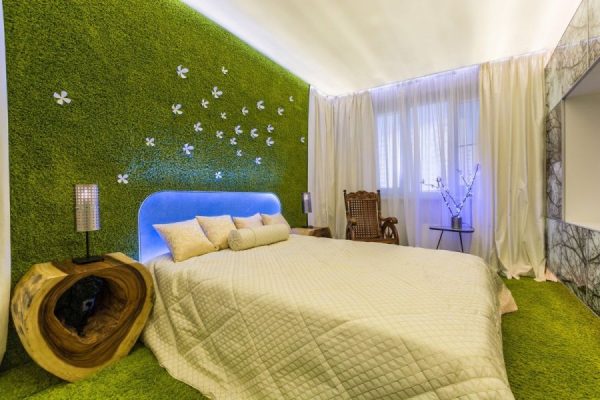 Umjetna trava na zidu u unutrašnjosti spavaće sobe