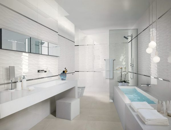 Valkoinen kaakeloitu kylpyhuone
