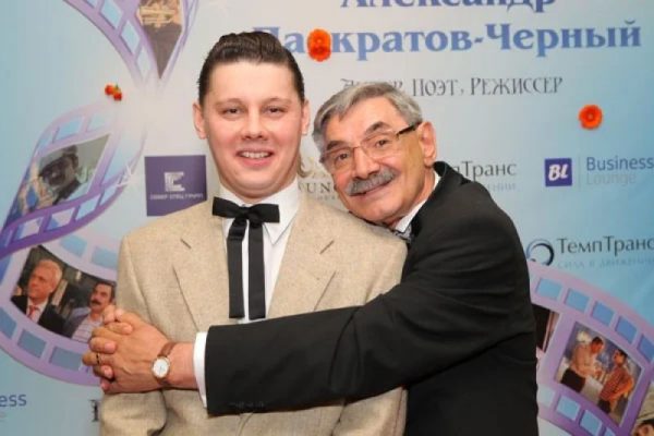 Alexander Pankratov-schwarz mit seinem Sohn
