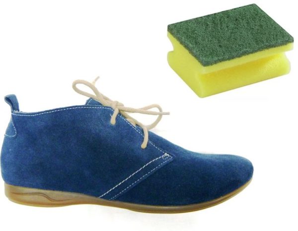 Limpeza de sapatos de camurça com uma esponja de espuma