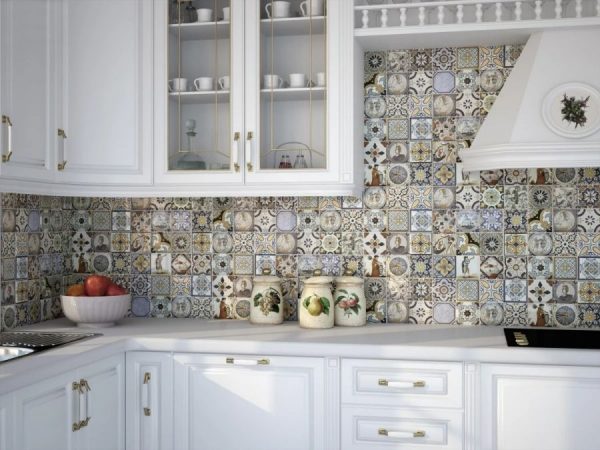 Flise patchwork væg til køkkenet