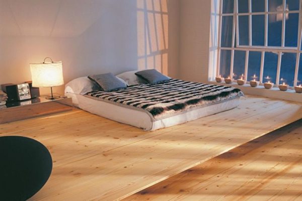 Indvendig værelse med en madras på gulvet