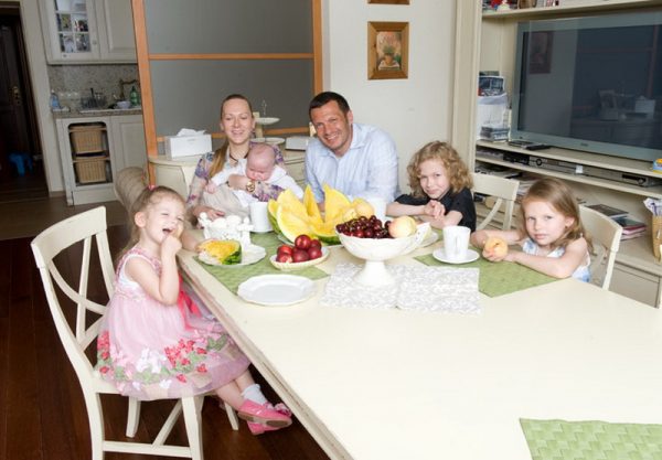 Con su esposa Elga Sapp y sus hijos.